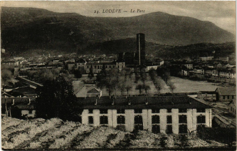 Carte postale ancienne Lodeve - Le Parc à Lodève