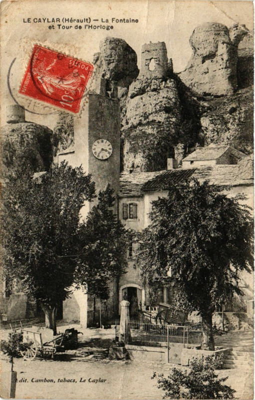 Carte postale ancienne Le Caylar - La Fontaine et Tour de l'Horloge au Caylar