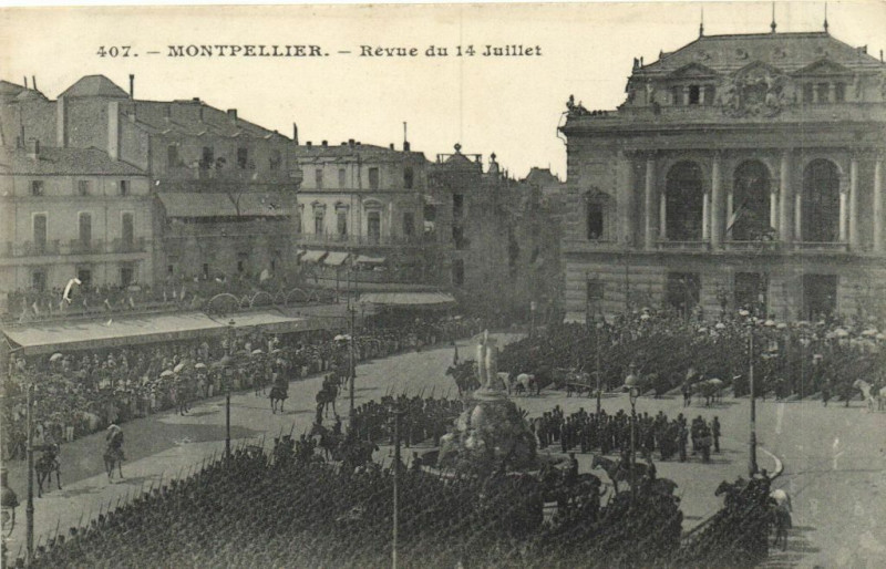 Carte postale ancienne Montpellier Révue du 14 Juillet à Montpellier