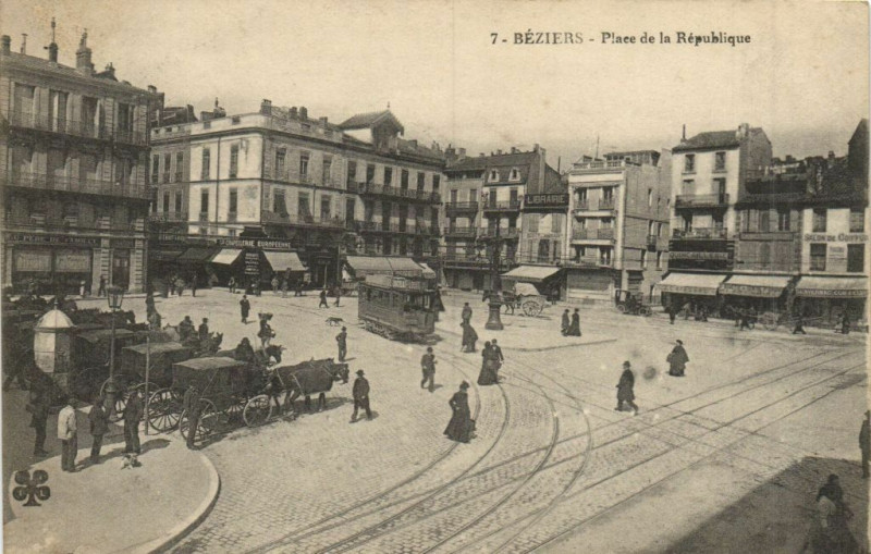 Carte postale ancienne Béziers -  Place de la République à Béziers