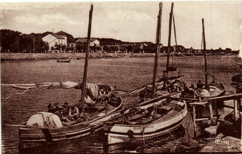 Carte postale ancienne Agde-sur-Mer (Hérault) Les Villas de la Tamarissiáre Pécheurs... à Agde