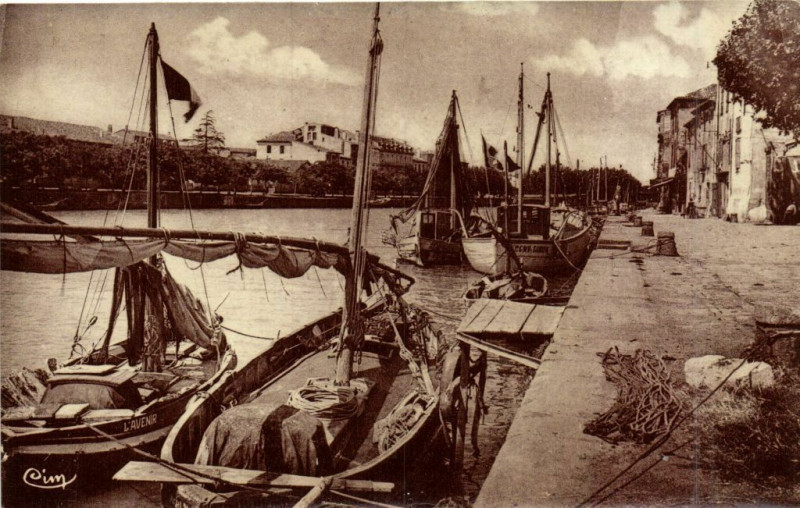 Carte postale ancienne Agde-sur-Mer (Hérault) Les Barques au Port à Agde