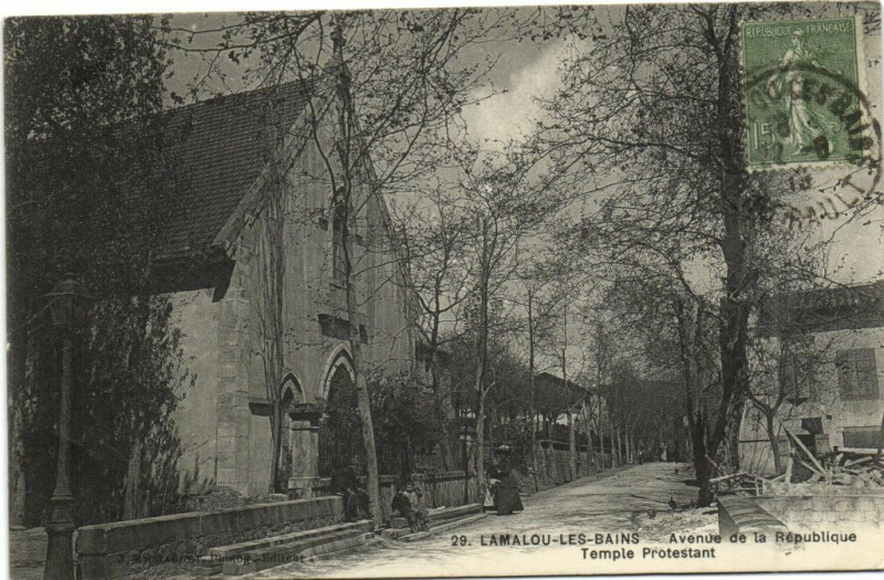 Carte postale ancienne Lamalou-les-Bains - Avenue de la République Temple Protestant à Lamalou-les-Bains