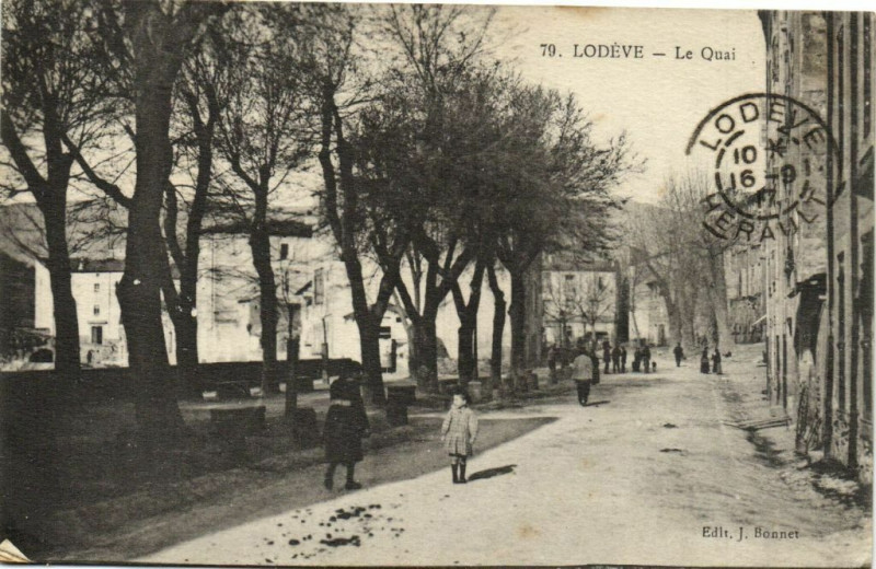 Carte postale ancienne Lodéve - Le Quai à Lodève
