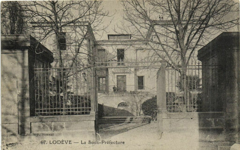 Carte postale ancienne Lodéve - La Sous-Préfécture à Lodève