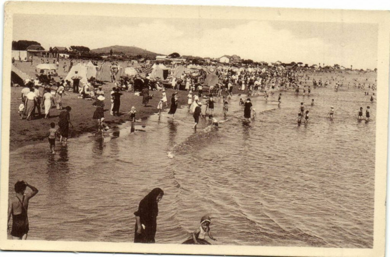 Carte postale ancienne Le Grau d'Acde (Hérault) La Plage -L'heure du bain