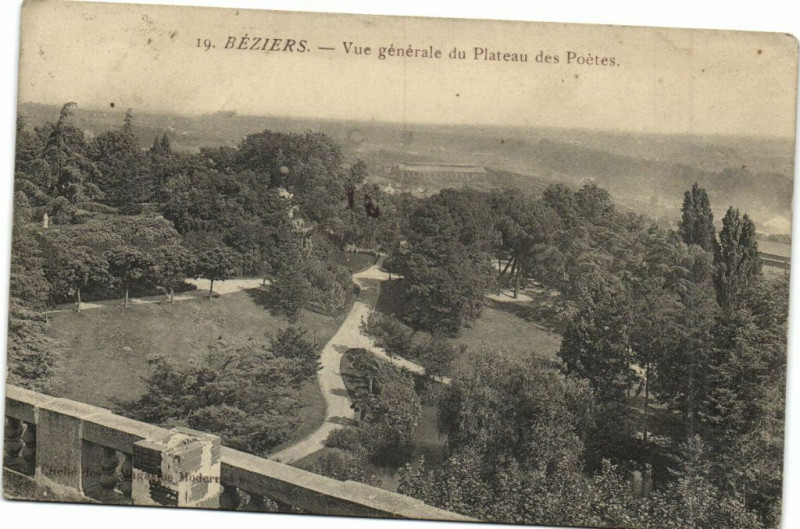 Carte postale ancienne Béziers - Vue générale du Plateau des Poétes à Béziers