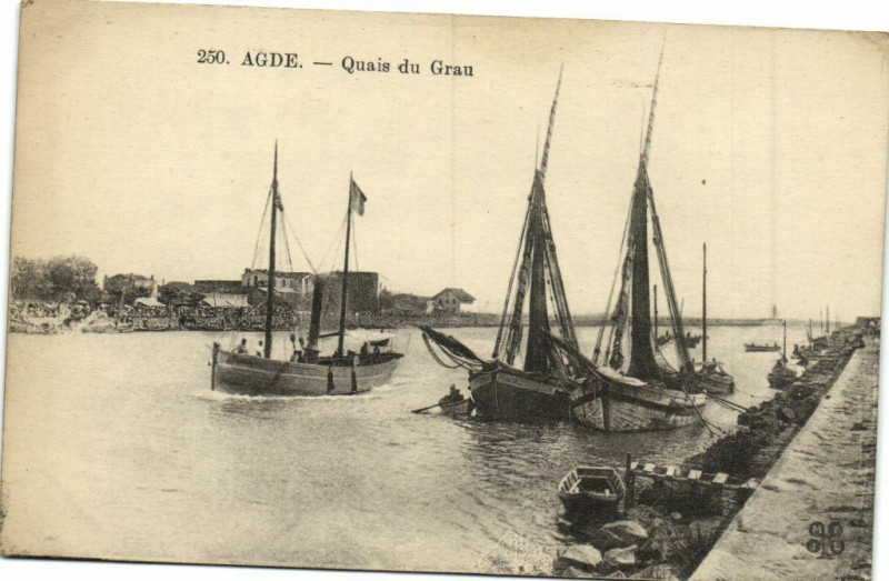 Carte postale ancienne Agde -Quais du Grau à Agde