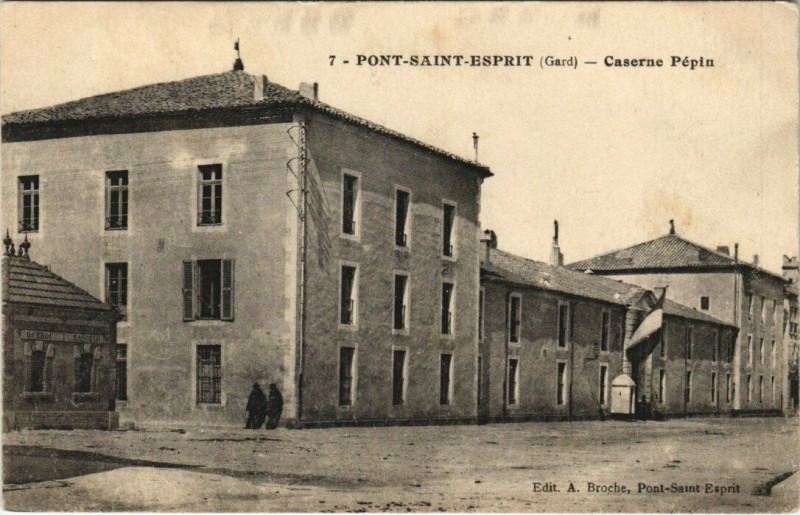 Carte postale ancienne Pont-Saint-Esprit - Caserne Pepin à Pont-Saint-Esprit