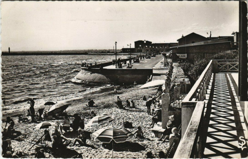 Carte postale ancienne La Grau-du-Roi - Le bord de mer a son arrivée sur la plage