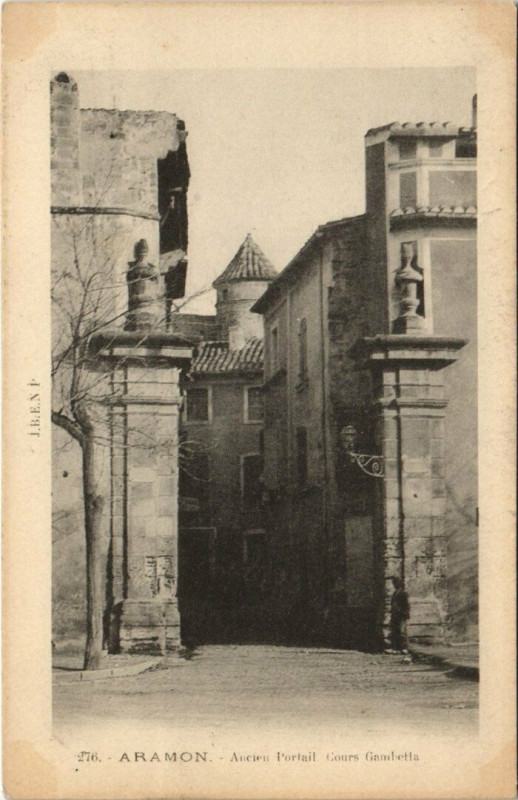 Carte postale ancienne Aramon - Auchien Portail Cours Gambetta à Aramon