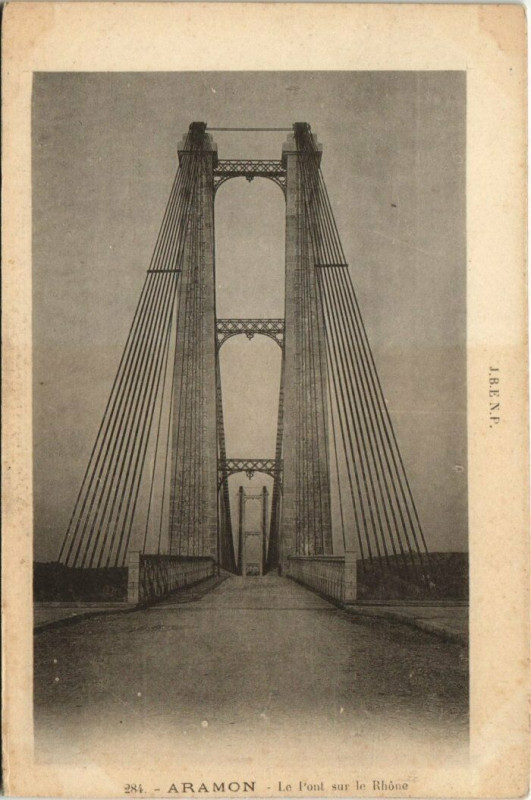Carte postale ancienne Aramon - Le Pont sur le Rhone à Aramon