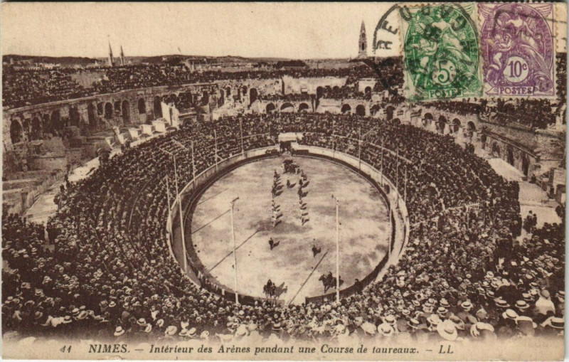 Carte postale ancienne Nimes - Interieur des Arenes pendant une Course de tuareaux à Nîmes