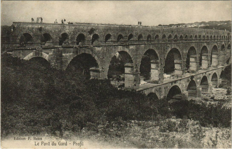 Carte postale ancienne Le Pont-du-Gard - Profil