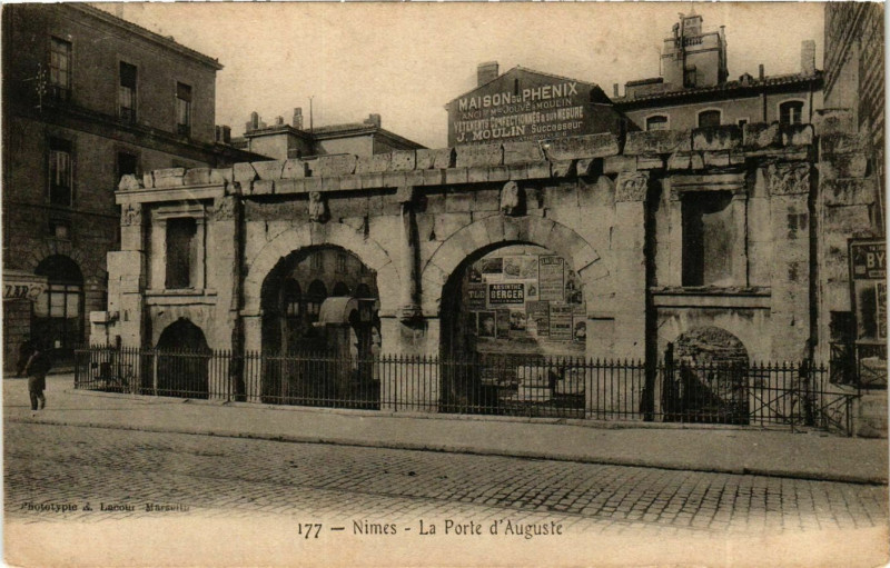 Carte postale ancienne Gard Nimes La Porte d'Auguste à Nîmes