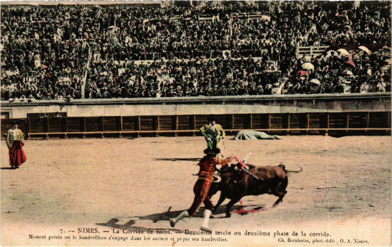 Carte postale ancienne Nimes La Corrida de toros Moment coup à Nîmes