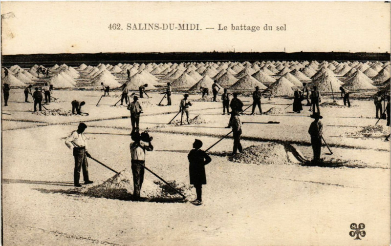 Carte postale ancienne Salins-du-Midi - Le battage du sel