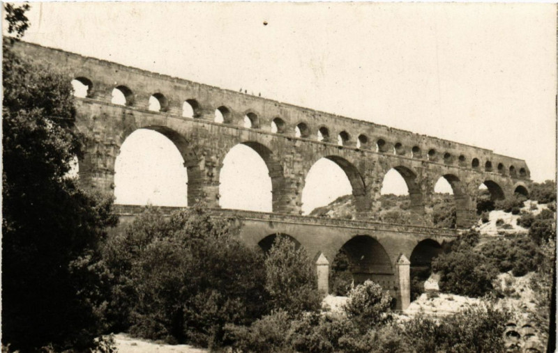 Carte postale ancienne Vue d'ensemble du Pont-du-Gard