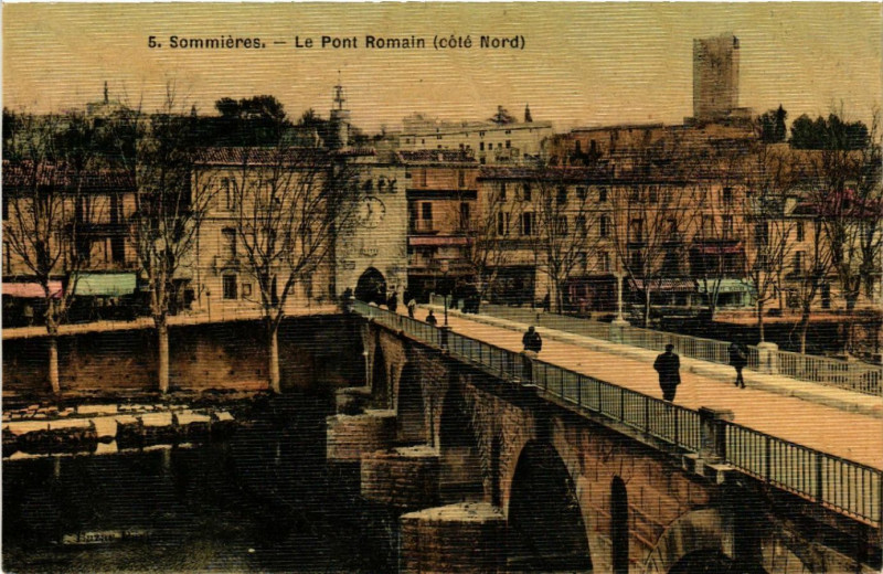 Carte postale ancienne Sommieres - Le Pont Romain (coté Nord) à Sommières