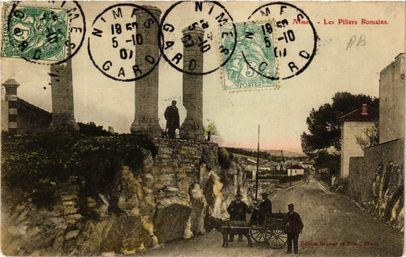 Carte postale ancienne Nimes - Les Pillers Romains à Nîmes