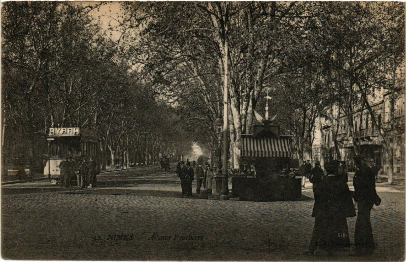 Carte postale ancienne Nimes - Avenue Feucherres à Nîmes