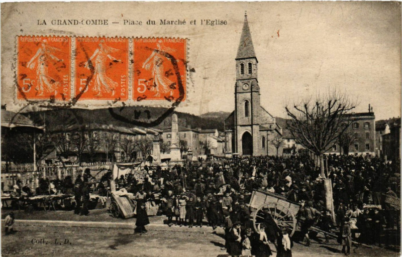 Carte postale ancienne La Grand'Combe - Place du Marché et l'Eglise