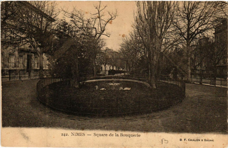 Carte postale ancienne Nimes - Square de la Bouquerie à Nîmes