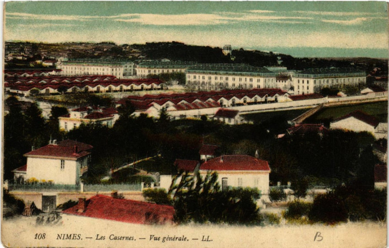 Carte postale ancienne Nimes - Les Casernes - Vue générale à Nîmes