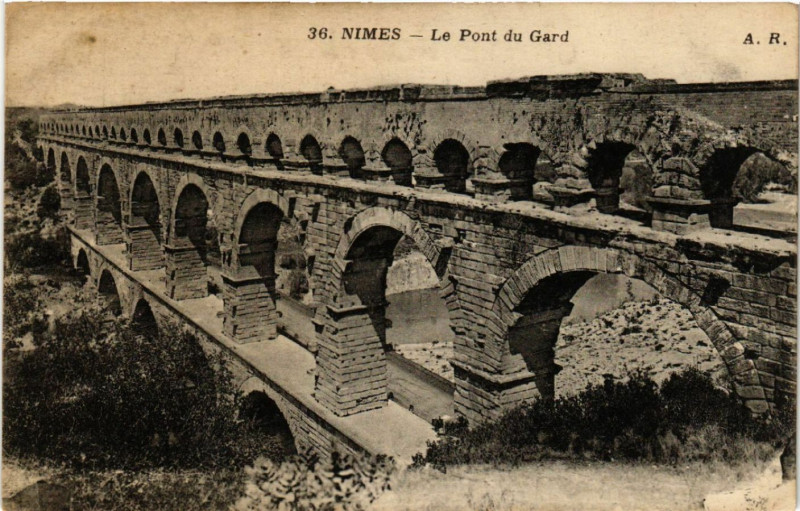 Carte postale ancienne Nimes - Le Pont-du-Gard à Nîmes