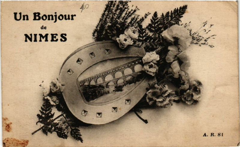 Carte postale ancienne Un Bonjour de Nimes à Nîmes