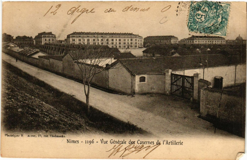 Carte postale ancienne Nimes - Vue Générale des Casernes de l'Artillerie à Nîmes