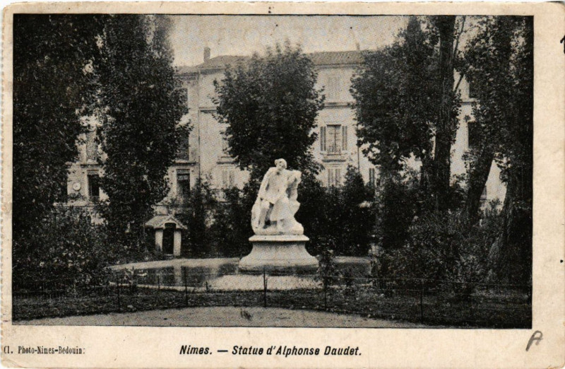 Carte postale ancienne Nimes - Statue d'Alphonse Daudet à Nîmes