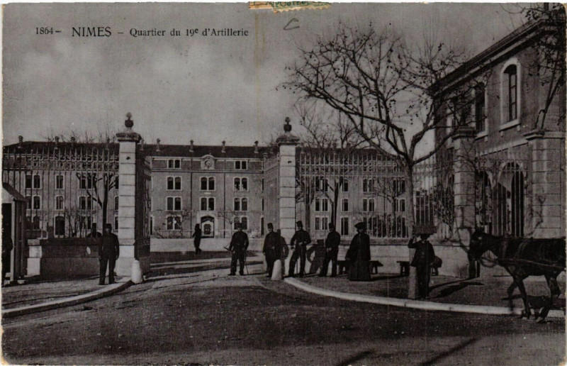 Carte postale ancienne Nimes - Quartier du 19* d'Artillerie à Nîmes