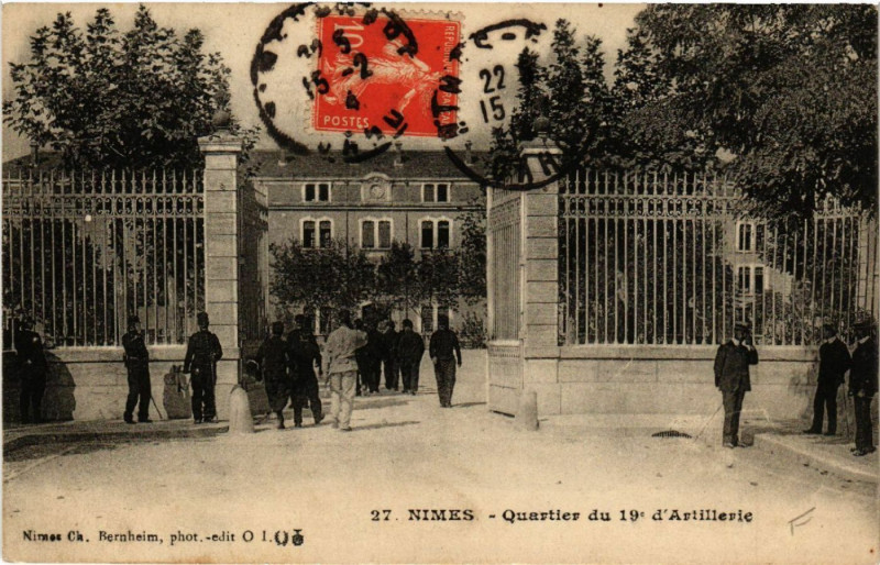 Carte postale ancienne Nimes - Quartier du 19* d'Artillerie à Nîmes