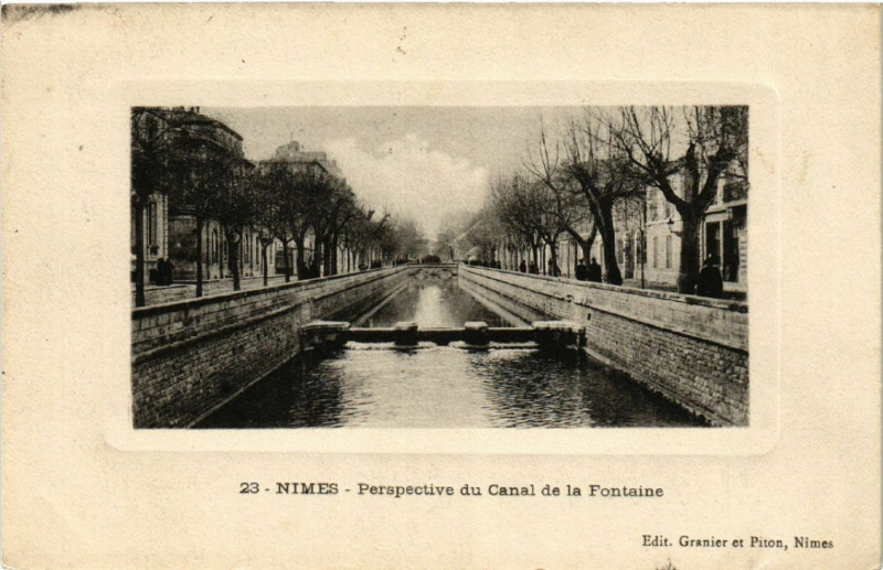 Carte postale ancienne Nimes - Perspective du Canal de la Fontaine à Nîmes