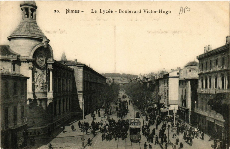 Carte postale ancienne Nimes - Le Lycée - Boulevard Victor-Hugo à Nîmes