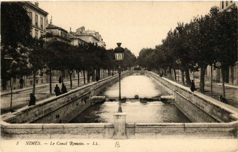 Carte postale ancienne Nimes - Le Canal Romain à Nîmes