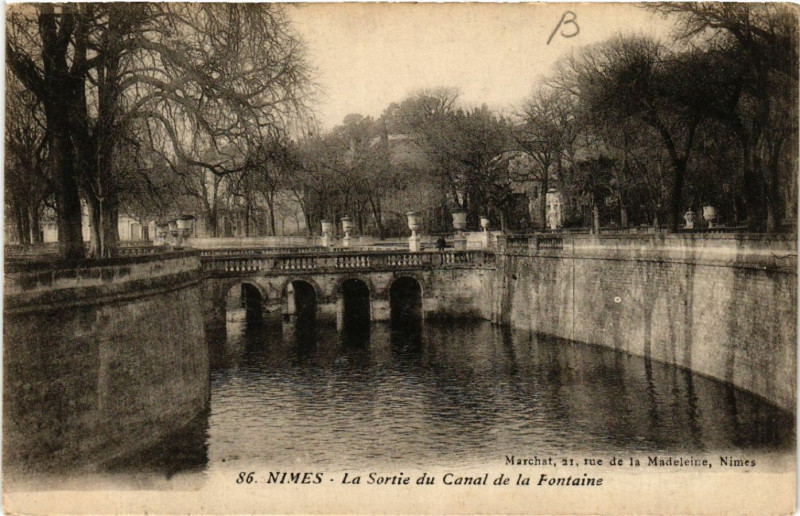 Carte postale ancienne Nimes - La Sortie du Canal de la Fontaine à Nîmes