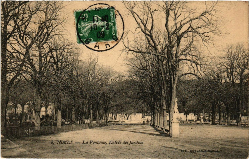 Carte postale ancienne Nimes - La Fontaine Entrée des Jardins à Nîmes