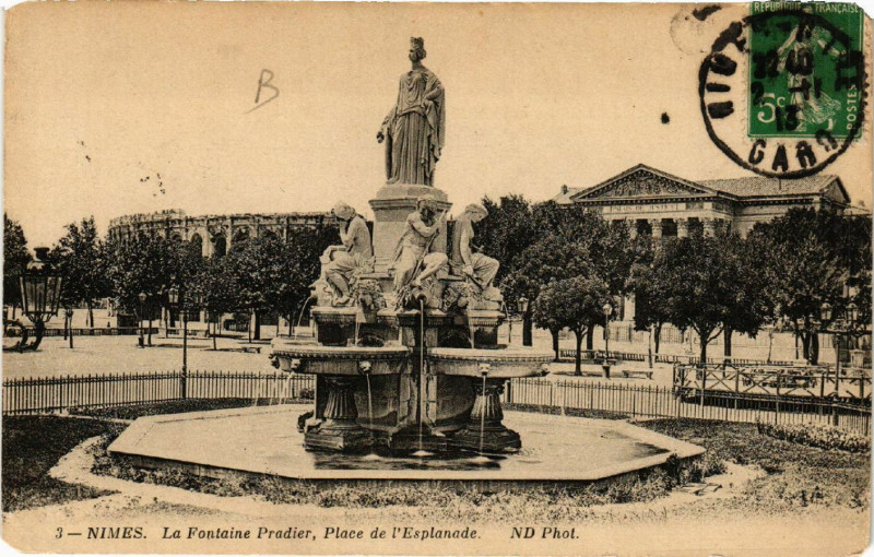 Carte postale ancienne Nimes - La Fontaine Pradier Place de l'Esplanade à Nîmes