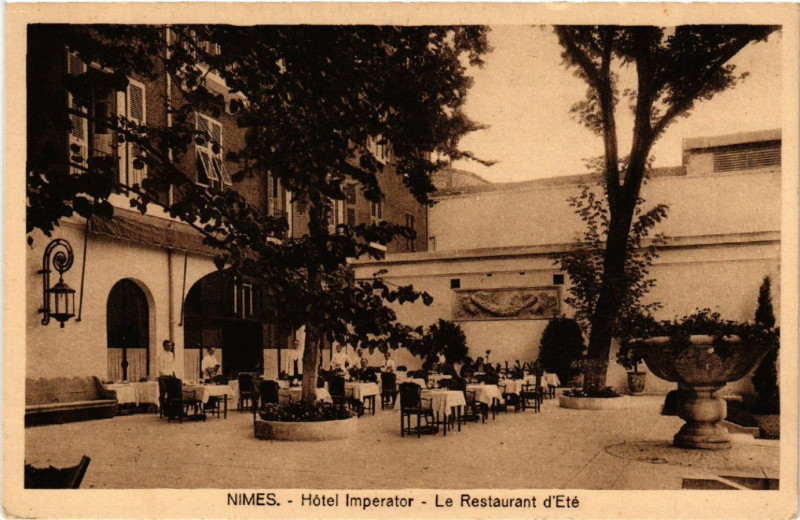 Carte postale ancienne Nimes - Hotel Imperator - Le Restaurant d'Eté à Nîmes