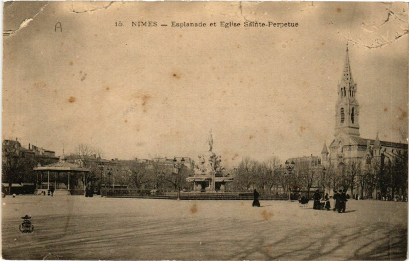 Carte postale ancienne Nimes - Esplanade et Eglise Sainte-Perpeture à Nîmes