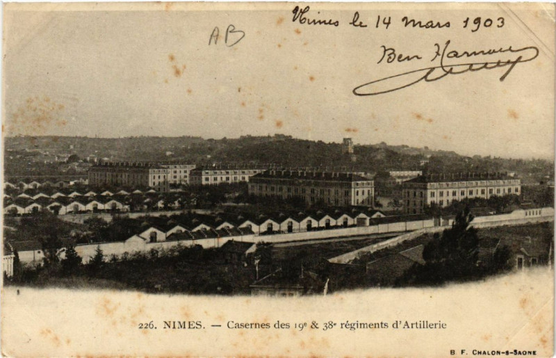Carte postale ancienne Nimes - Casernes des 19* & 38* régiments d'Artillerie à Nîmes