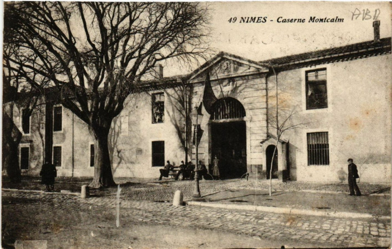 Carte postale ancienne Nimes - Caserne Montcalm à Nîmes