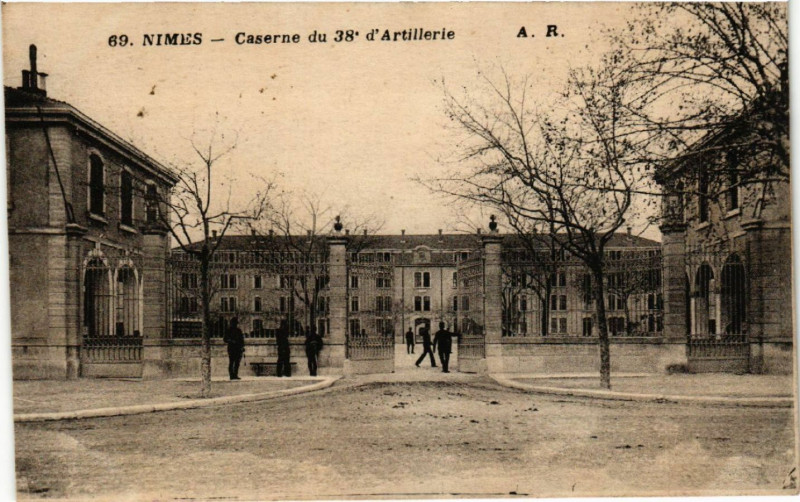 Carte postale ancienne Nimes - Caserne du 38* d'Artillerie à Nîmes