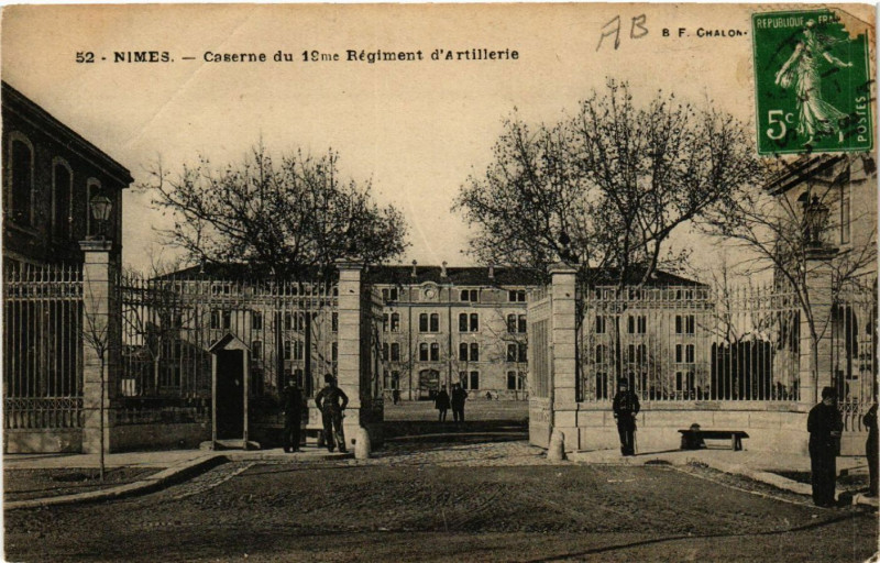 Carte postale ancienne Nimes - Caserne du 19me Régiment d'Artillerie à Nîmes