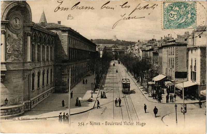 Carte postale ancienne Nimes - Boulevard Victor Hugo à Nîmes