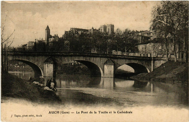 Carte postale ancienne Auch - Le Pont de la Treille et la Cathédrale