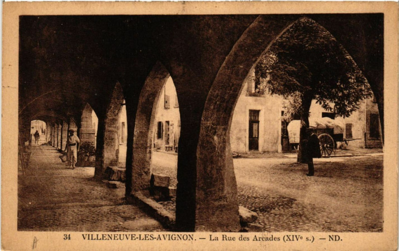 Carte postale ancienne Villeneuve-les-Avignon - La Rue des Arcades (Xiv s.) à Villeneuve-lès-Avignon