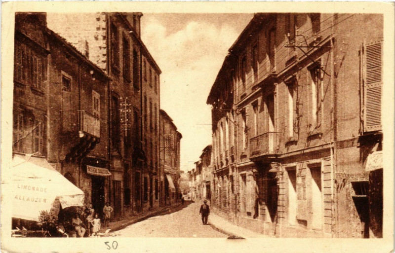 Carte postale ancienne Villeneuve-les-Avignon - La Mairie et la Grande Rue à Villeneuve-lès-Avignon